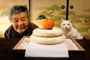 grandmother-and-cat-miyoko-ihara-fukumaru-1[1]
